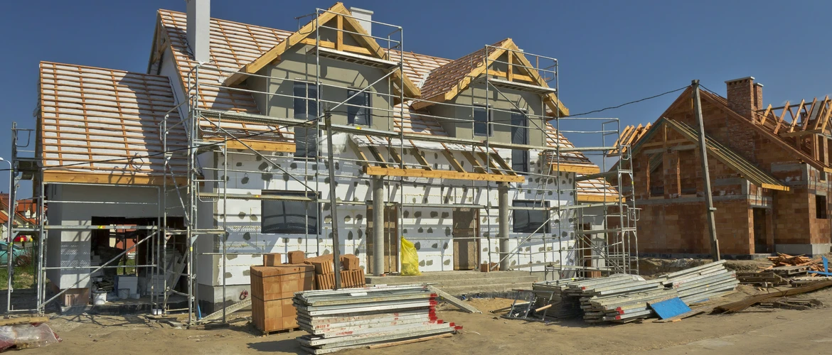 Kładzenie elewacji na&nbsp;budynku